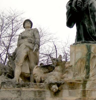 Monument aux Morts de Bziers : Groupe de gauche