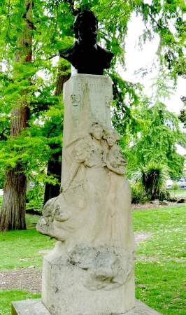 Charles Louis Malric : Monument  Lon Valade