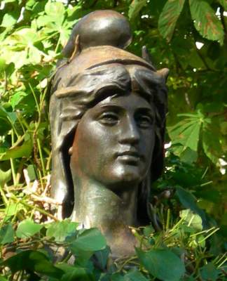 Lodève : Fontaine avec un buste de Marianne
