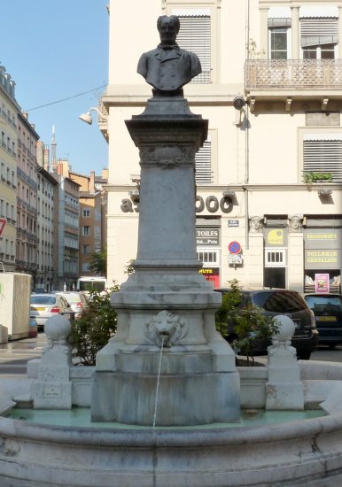 Joseph Marie Bourgeot : Monument fontaine  Jean-Pierre Plney