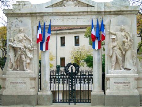 Auguste Carli : Monument aux morts de Nîmes