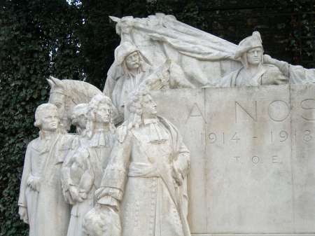 Charles Yrondi : Monument aux Morts